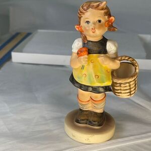 VTG Goebel Hummel” Sister” # 98/2/0 figurine